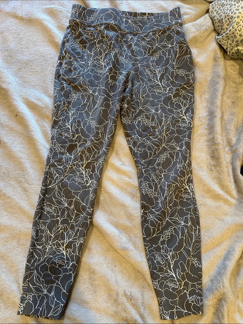 Duluth Gray Floral Seam-Detail Leggings
